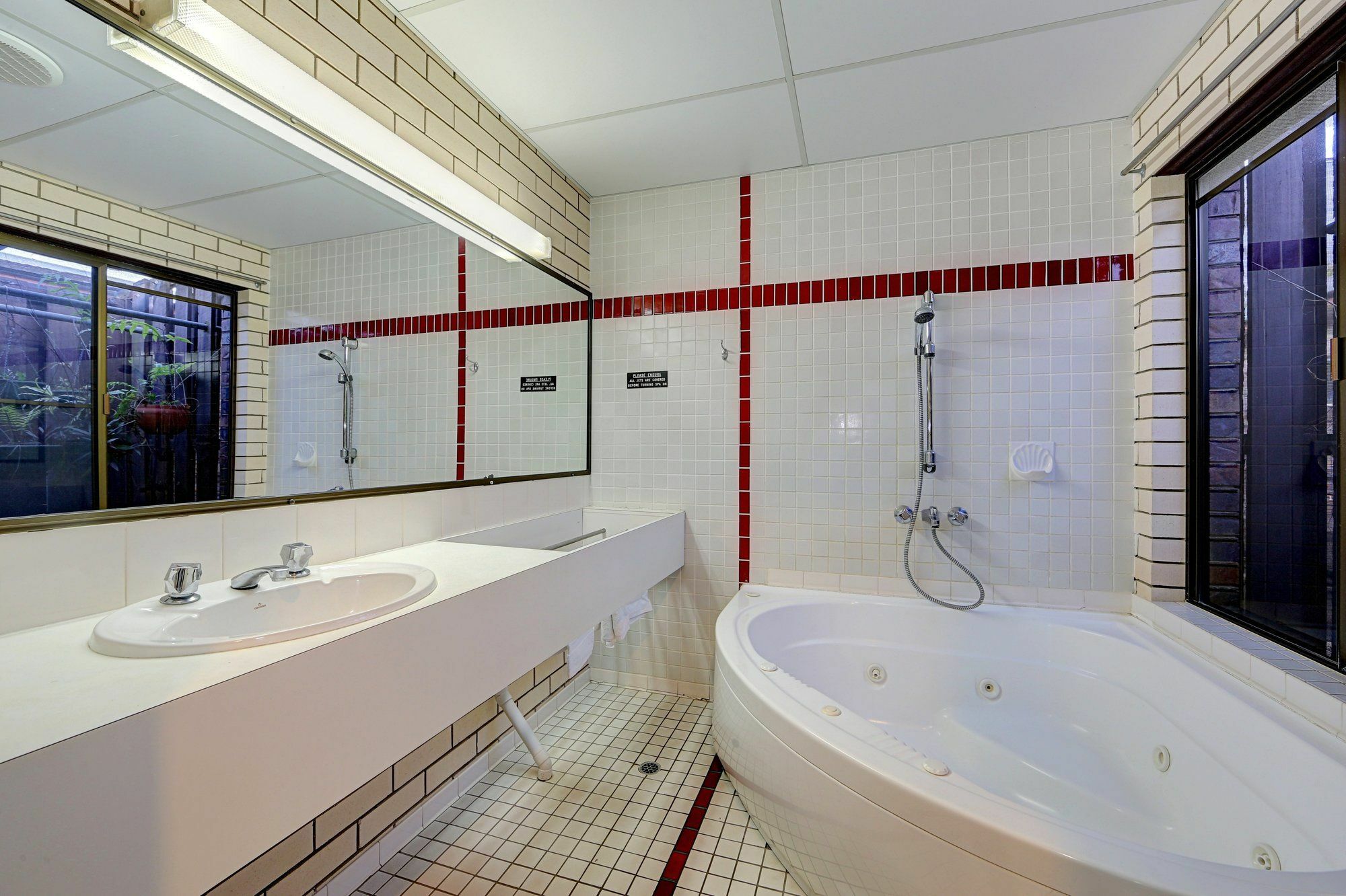 Chalet Motor Inn Bundaberg Bagian luar foto